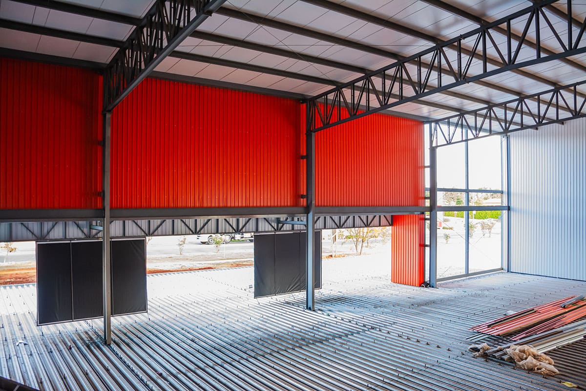 Montagem de estrutura metálica em obra industrial