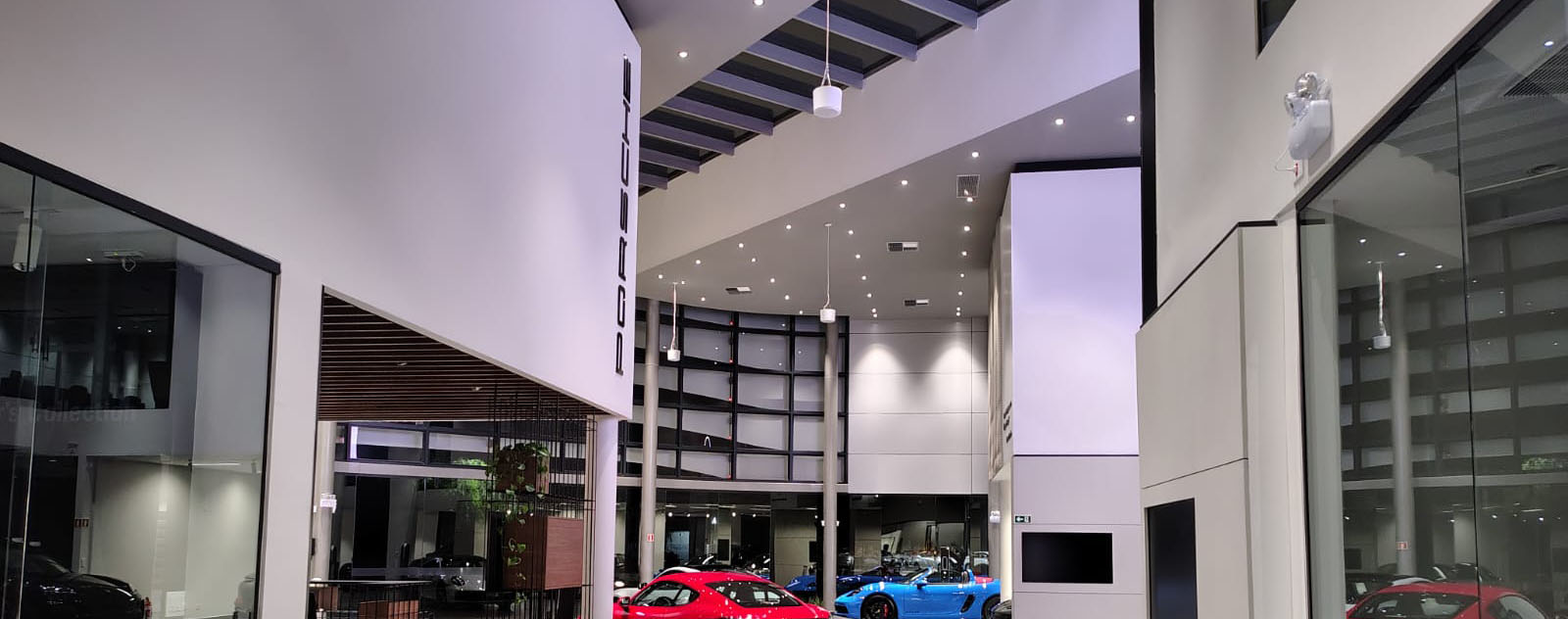 Estrutura metálica moderna compondo fachada arquitetônica contemporânea