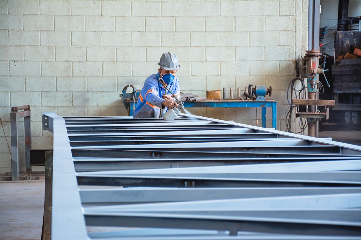 Aplicação de pintura protetiva em estrutura metálica