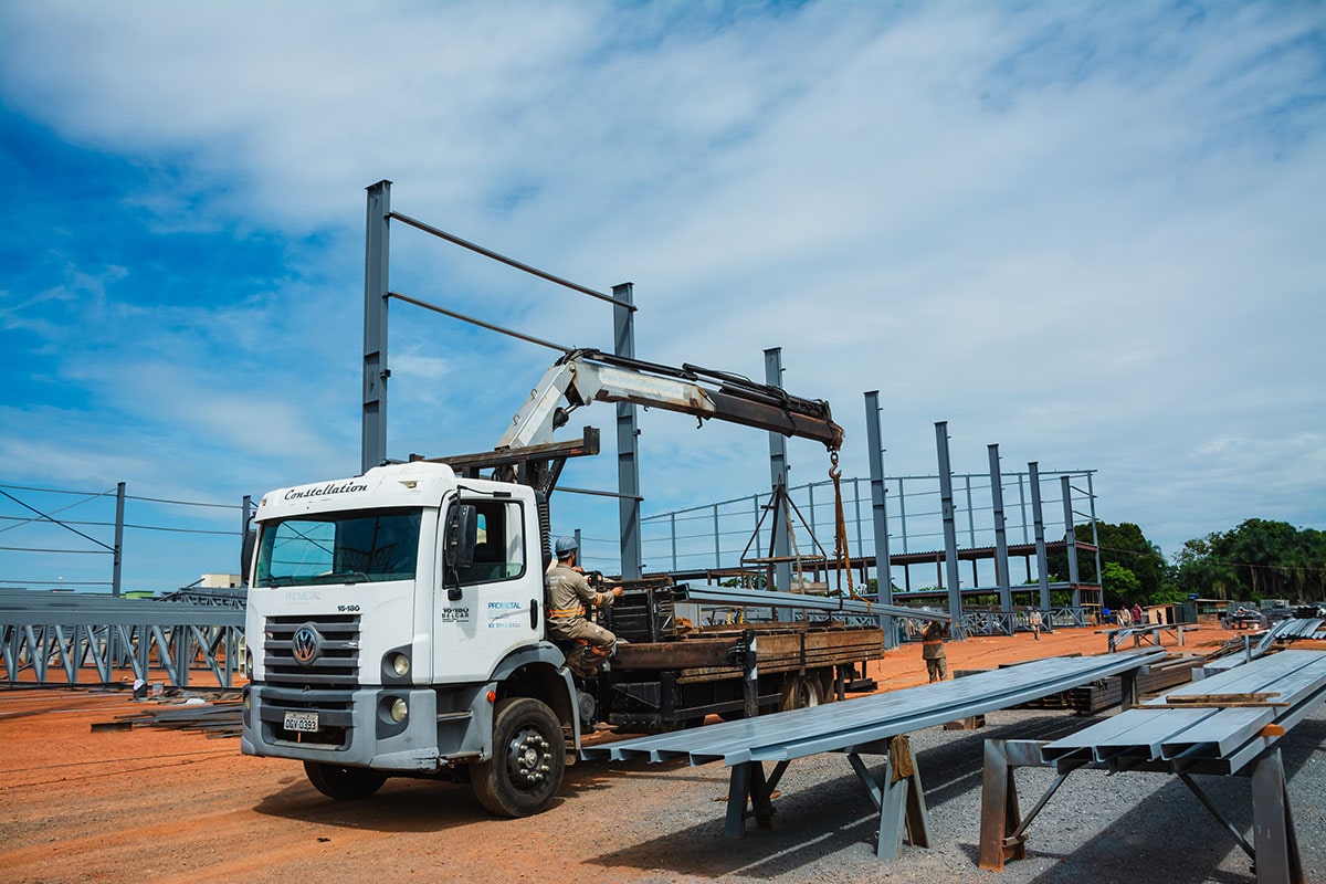 Transporte de estrutura metálica da fábrica ao canteiro de obras