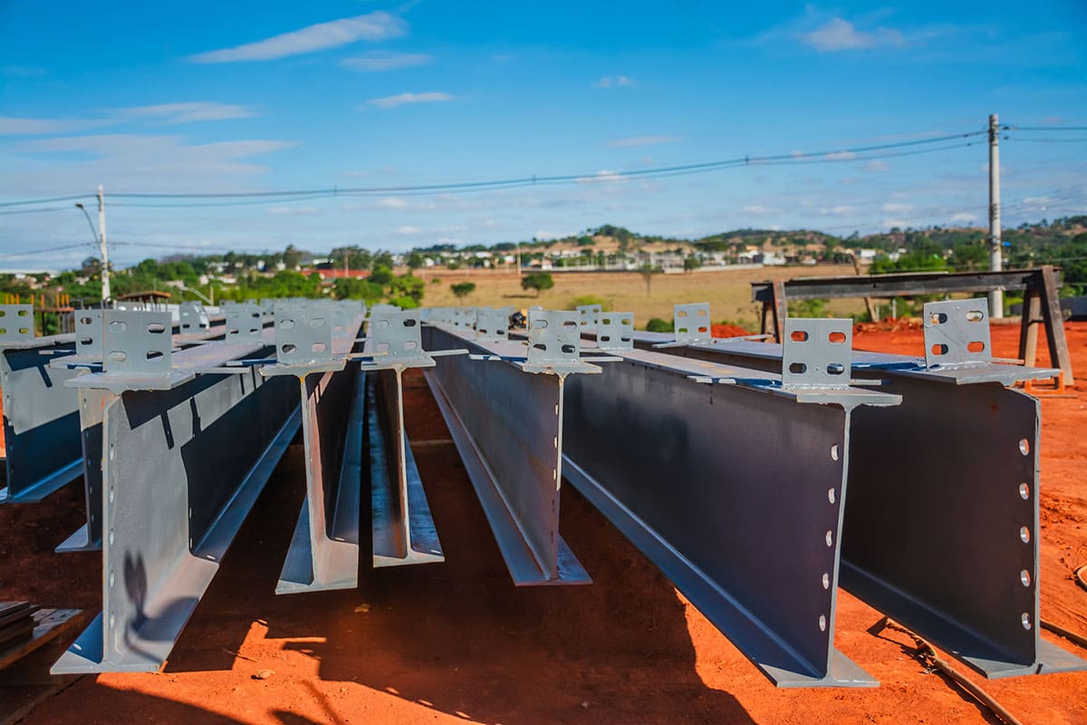 Peças metálicas organizadas para montagem em obra