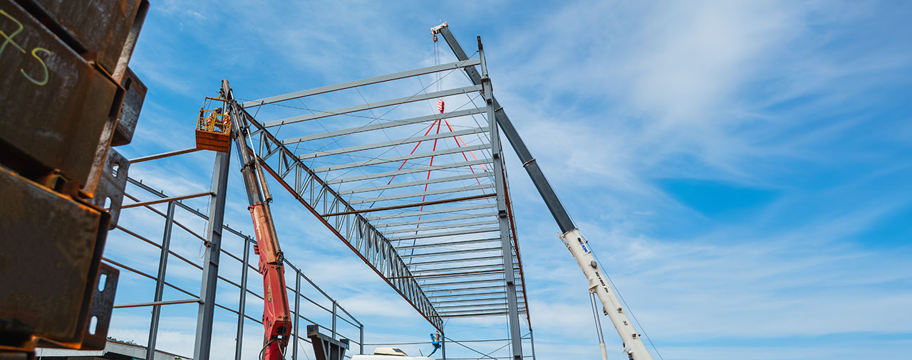 Estrutura metálica montada em canteiro de obras