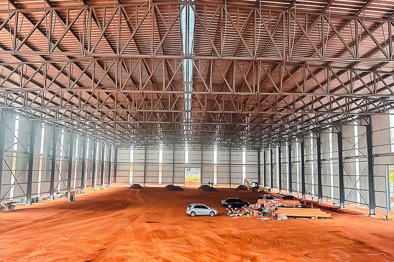 Galpão industrial com grandes vãos livres em aço