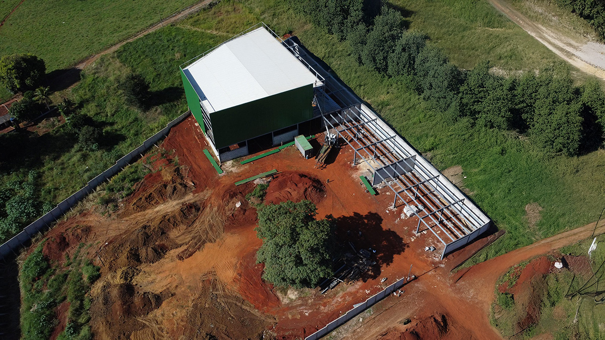 Armazém de grãos com estrutura metálica e cobertura resistente