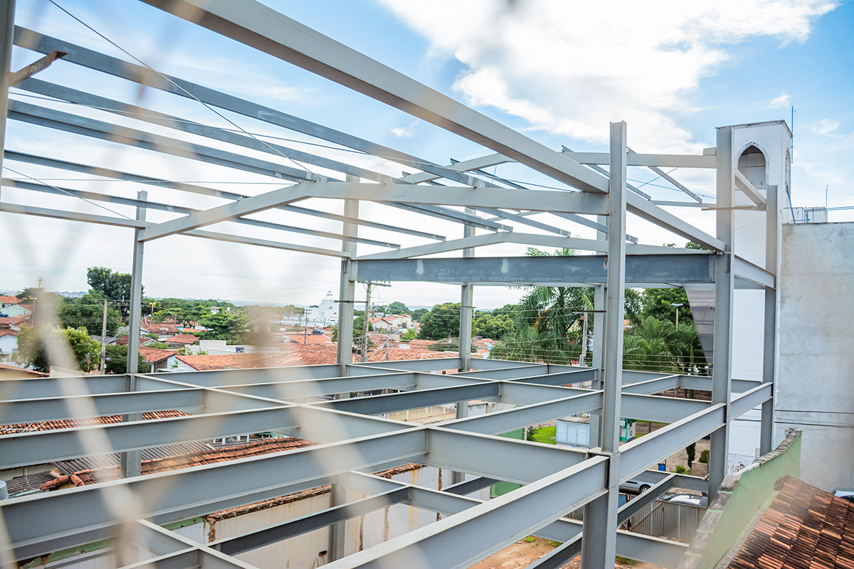 Mezanino metálico mostrando design flexível