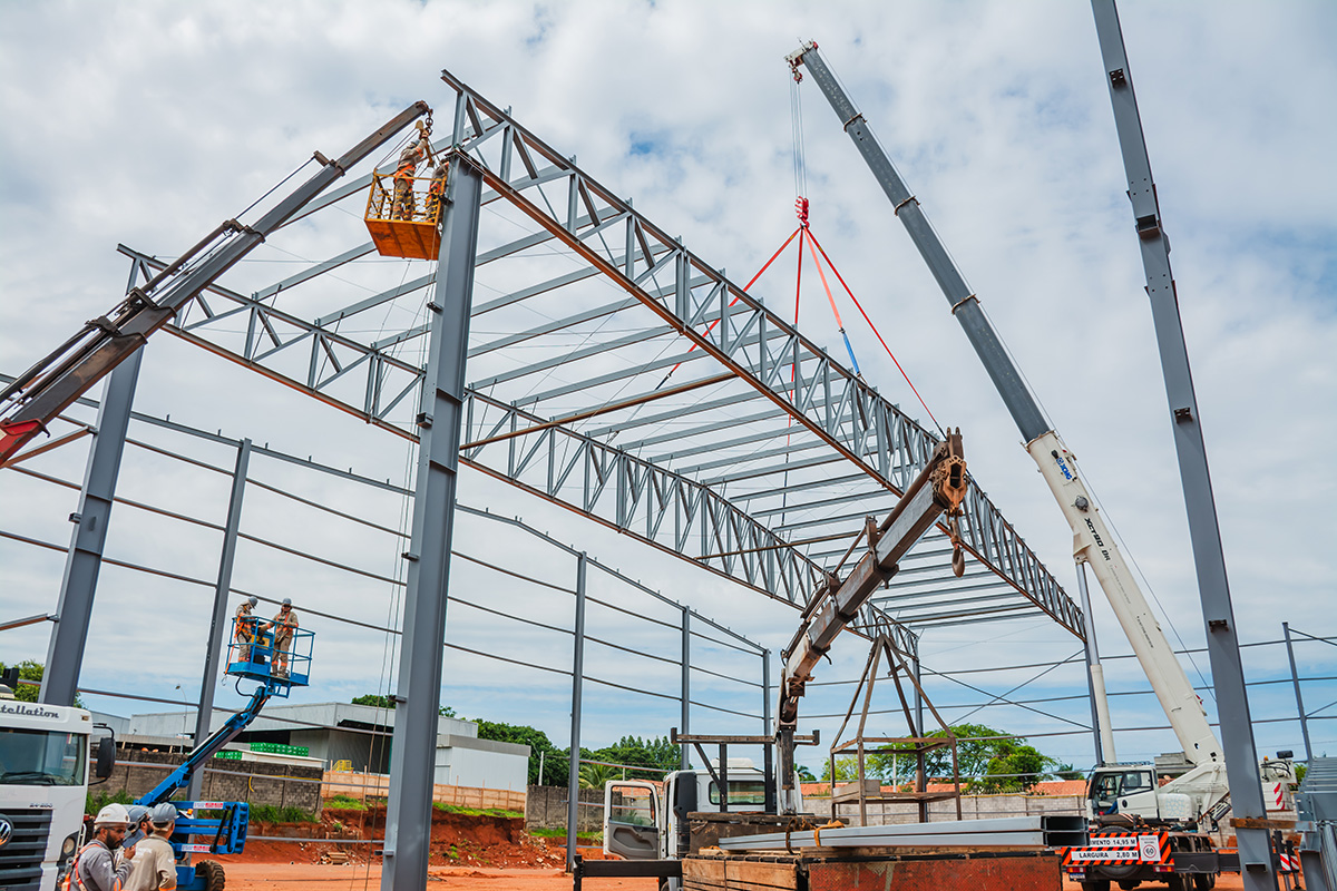 Técnicos instalando cobertura metálica em centro logístico