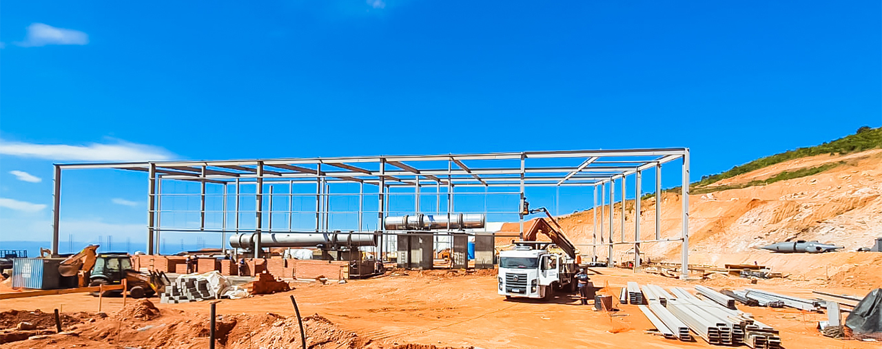 Galpão industrial com estrutura metálica com grandes vãos livre