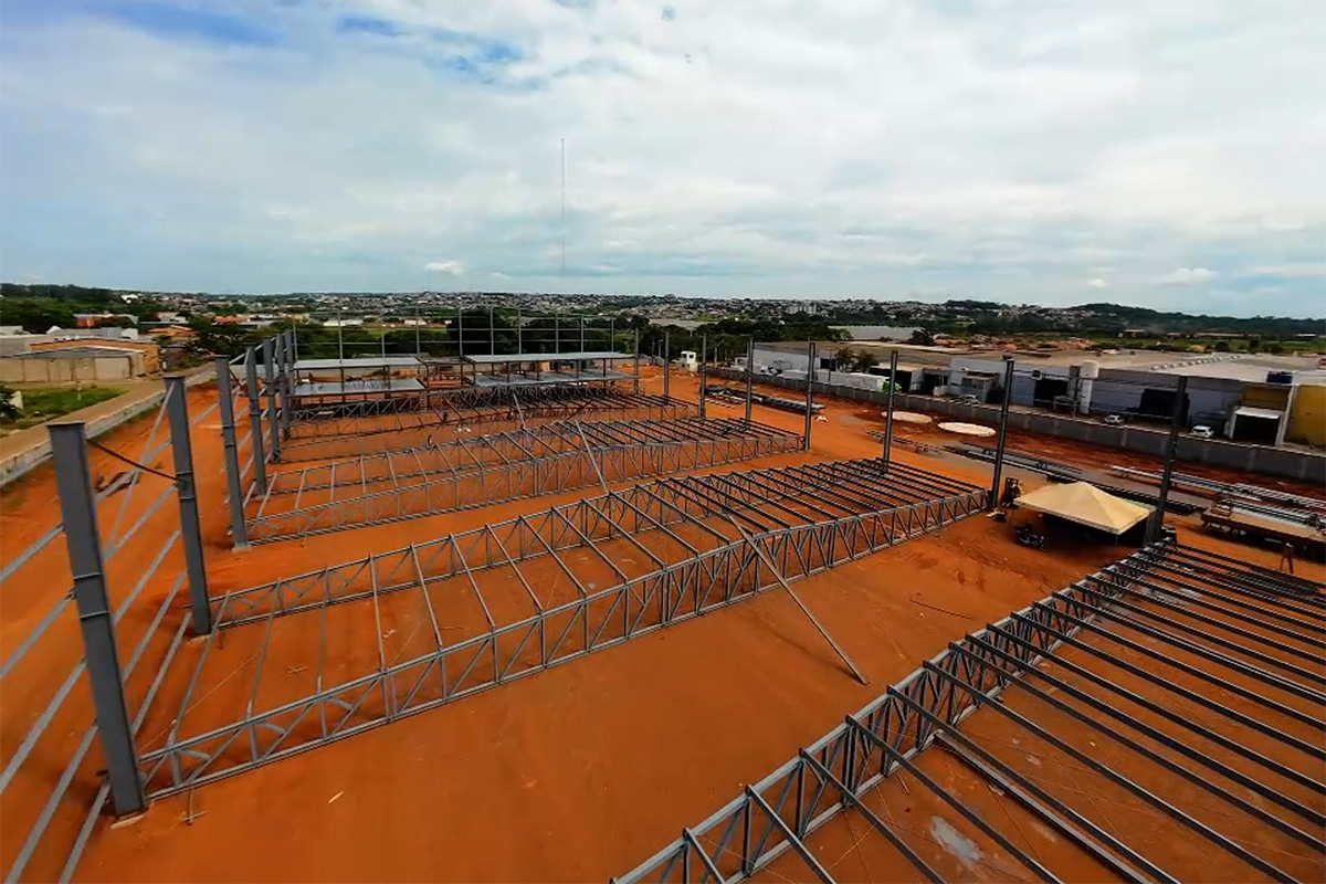 Vista aérea de galpão logístico com estrutura metálica concluída