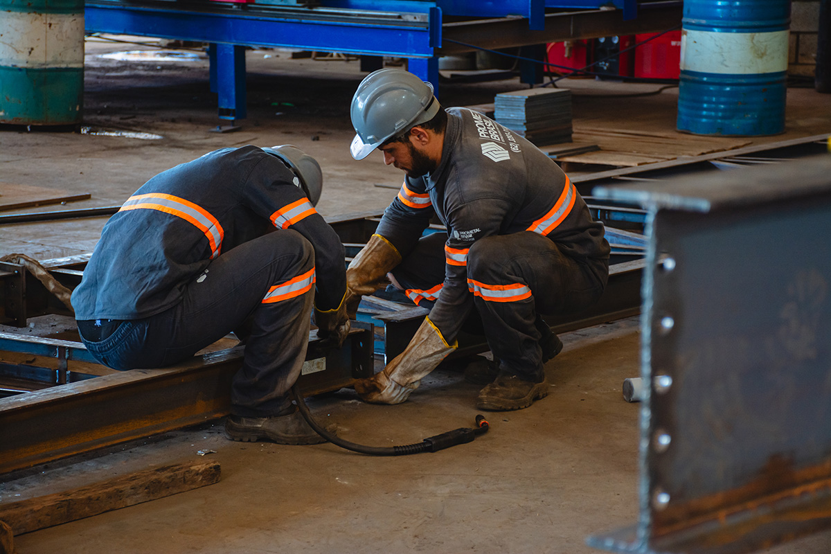 Perfis metálicos sendo fabricados com controle de qualidade industrial